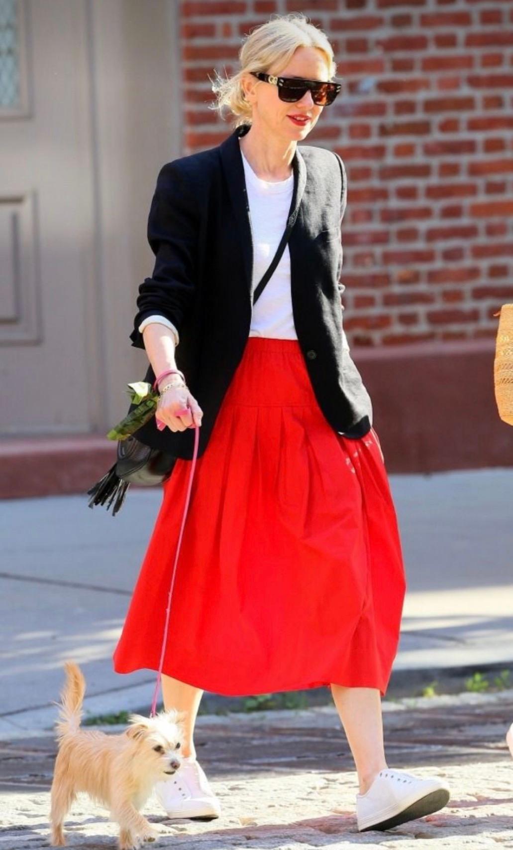 冬季红色大衣搭配图片_春天穿红色_红色针织衫搭配