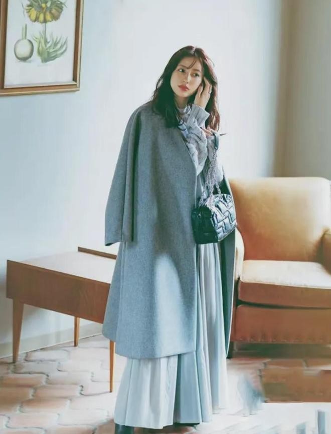 大衣搭配直筒裤_冬季红色大衣搭配图片_大衣搭配半身裙