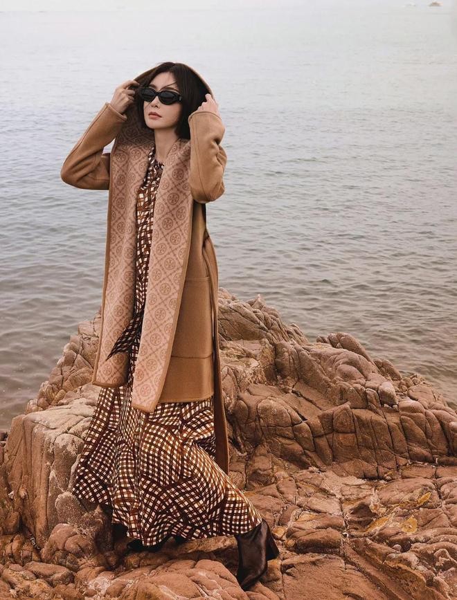 大衣搭配直筒裤_大衣搭配半身裙_冬季红色大衣搭配图片