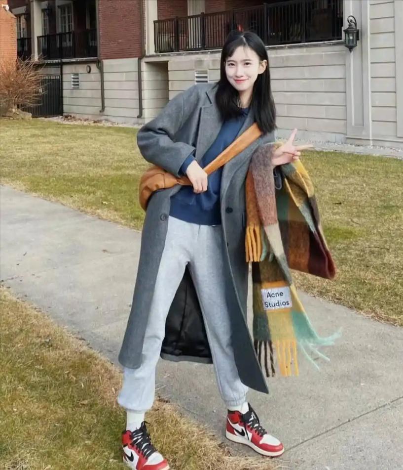 大衣搭配直筒裤_冬季红色大衣搭配图片_大衣搭配半身裙