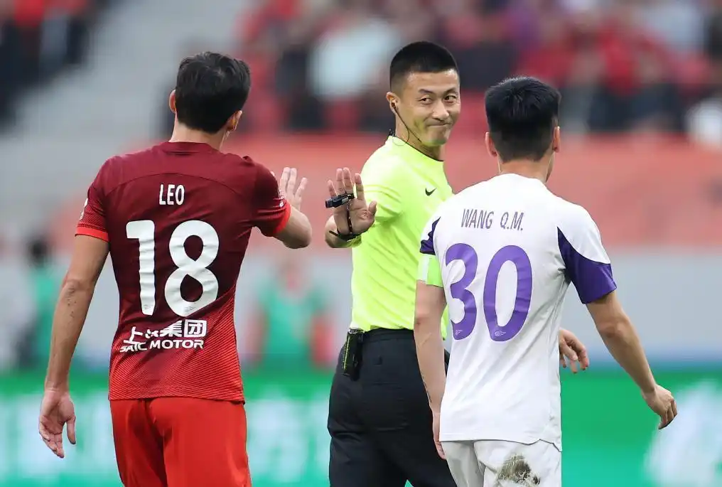中国足球裁判马宁出征世界杯_马宁将登场！主哨厄瓜多尔vs库拉索，中国裁判历史第二人_傅明周飞世界杯执裁