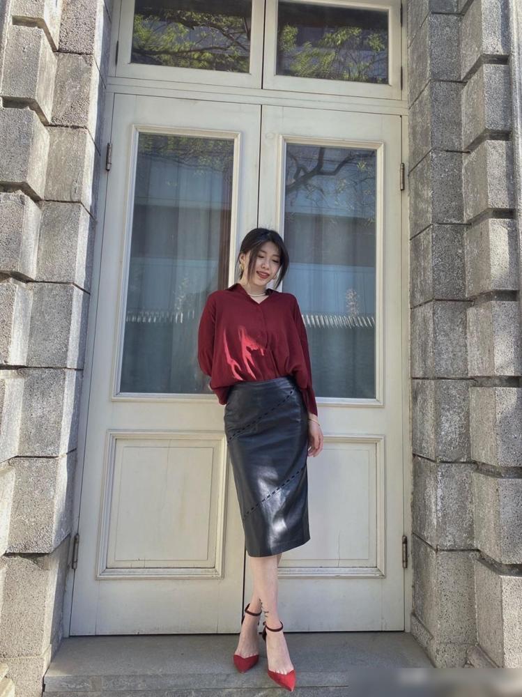 烟管裙穿搭技巧_冬季女式连衣裙_烟管裙秋冬搭配