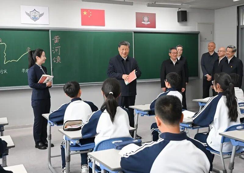 传承红色基因 少先队活动_习近平总书记给少先队红领巾讲解员回信_优秀少先队员事迹200字