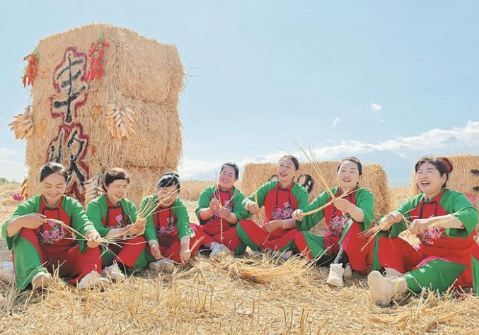 新疆奇台县农民舞出丰收的喜悦图片_兵团农业机械化作业_新疆兵团丰收景象