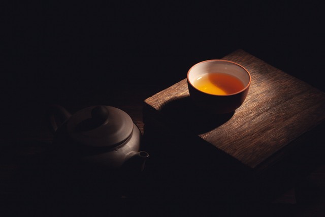 喝过的茶叶枕头的危害_长期饮茶的潜在伤害_茶瘾的危害