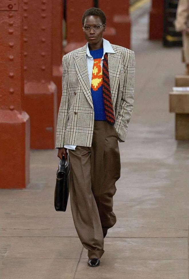 香奈儿艺术总监_香奈儿纽约地铁高级手工坊系列_辛芷蕾王一博香奈儿合作款