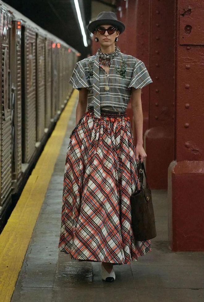 香奈儿艺术总监_辛芷蕾王一博香奈儿合作款_香奈儿纽约地铁高级手工坊系列