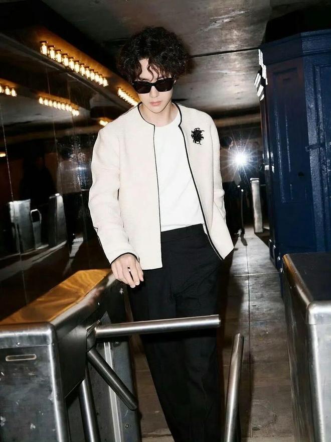 辛芷蕾王一博香奈儿合作款_香奈儿纽约地铁高级手工坊系列_香奈儿艺术总监