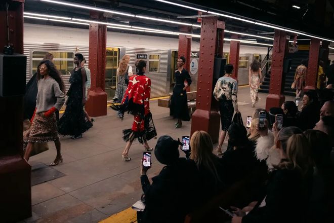 香奈儿艺术总监_香奈儿纽约地铁高级手工坊系列_辛芷蕾王一博香奈儿合作款