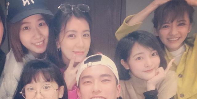 贾静雯梧桐妹同框近照_贾静雯女儿图片_贾静雯王净陈意涵合照