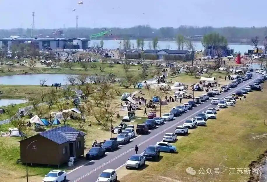 宿迁何润东出席苏超主场赛事_宿迁霸王归来活动详情_何润东现身宿迁 市民高喊欢迎回家