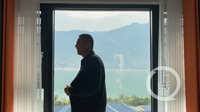 一线海警春节值班护航海上安全_海警新设计服装_海警员远程视频团圆饭