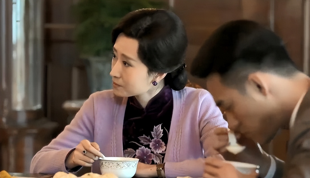 阿诚在明家的亲情地位_明镜对阿诚的内疚_伪装者明镜怎么死的