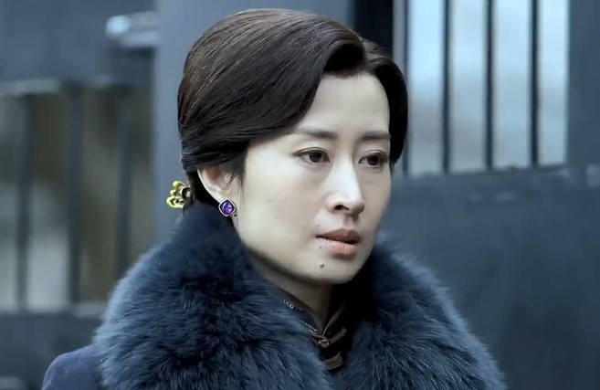 伪装者明镜怎么死的_明镜对阿诚的内疚_阿诚在明家的亲情地位