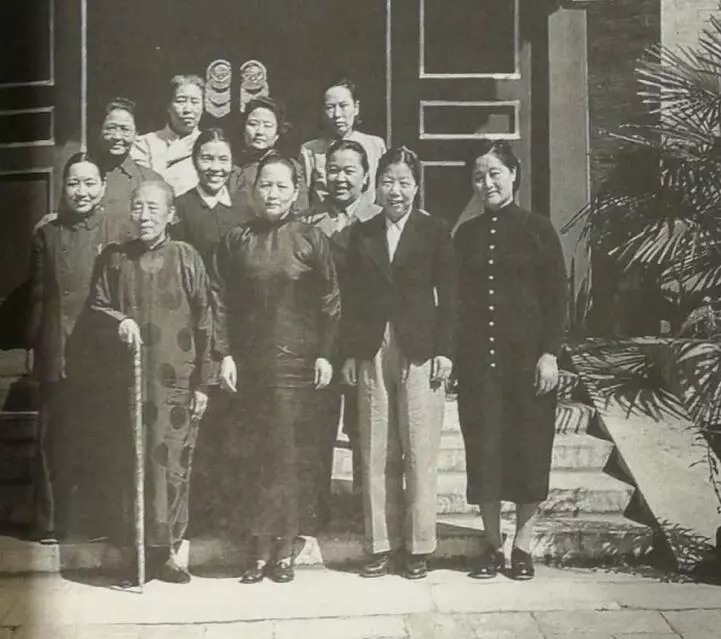 张大千与何香凝的特殊荷花图_张大千低价出售国宝级藏画给大陆_张大千字画图片