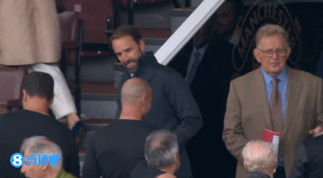 2021-22赛季英超第6轮曼联vs阿斯顿维拉比赛战报_英超-曼联3-1维拉 b费助攻双响谢什科破门_卢克-肖伤退德赫亚失误