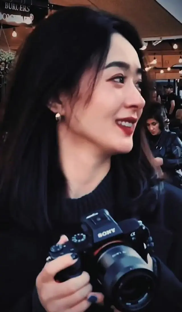 赵丽颖布拉格广场打卡照片_赵丽颖个人资料照片_赵丽颖摄影才华展示