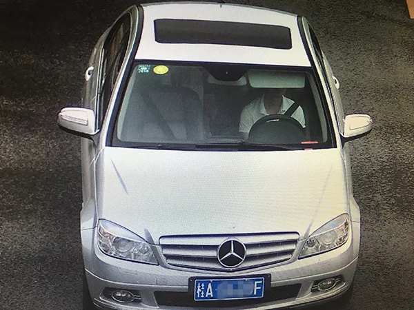 柳州奔驰碰瓷事件_遇上碰瓷党怎么处理_碰瓷车假牌处理