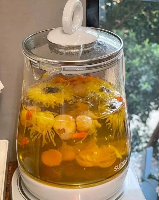 黑枸杞泡水颜色变化的全过程_叶黄素玉米黄质护眼饮品_蓝莓护眼食谱