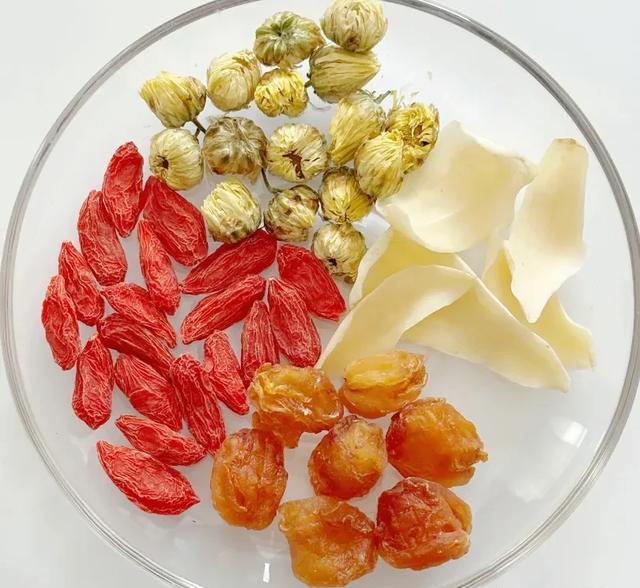 黑枸杞泡水颜色变化的全过程_叶黄素玉米黄质护眼饮品_蓝莓护眼食谱