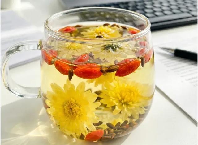 叶黄素玉米黄质护眼饮品_蓝莓护眼食谱_黑枸杞泡水颜色变化的全过程