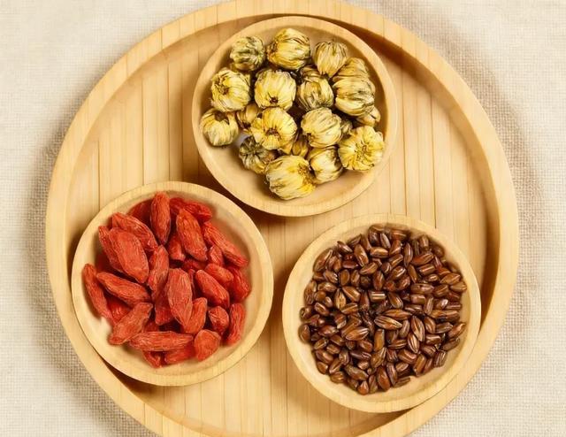 叶黄素玉米黄质护眼饮品_黑枸杞泡水颜色变化的全过程_蓝莓护眼食谱