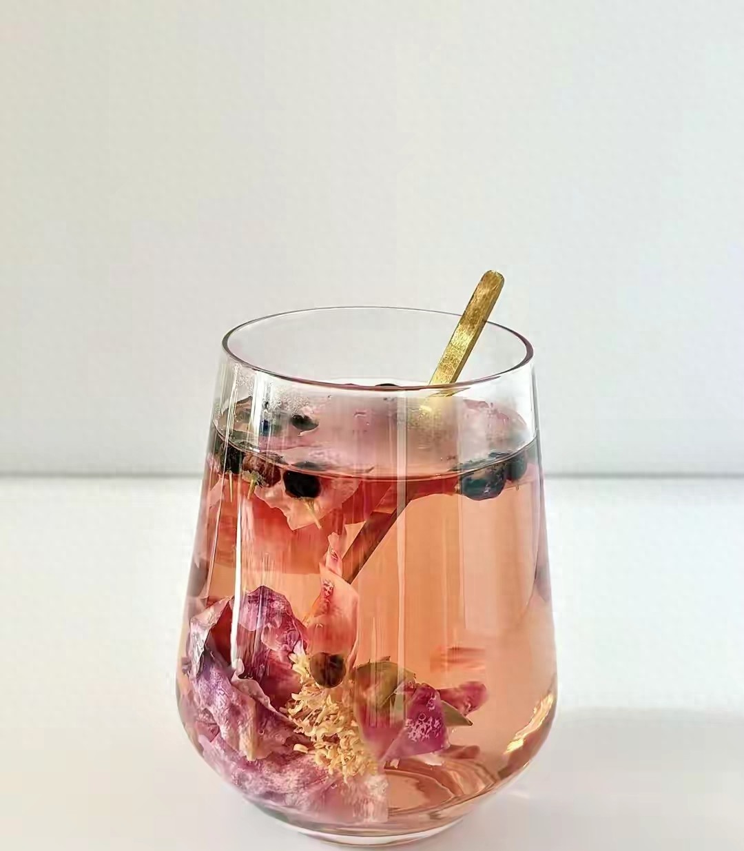 春季养肝降火茶饮_黑枸杞玫瑰茶做法_黑枸杞泡水颜色变化的全过程