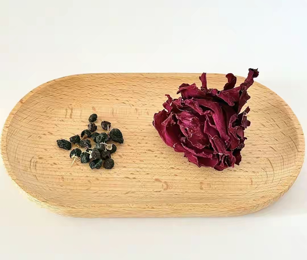 黑枸杞玫瑰茶做法_春季养肝降火茶饮_黑枸杞泡水颜色变化的全过程