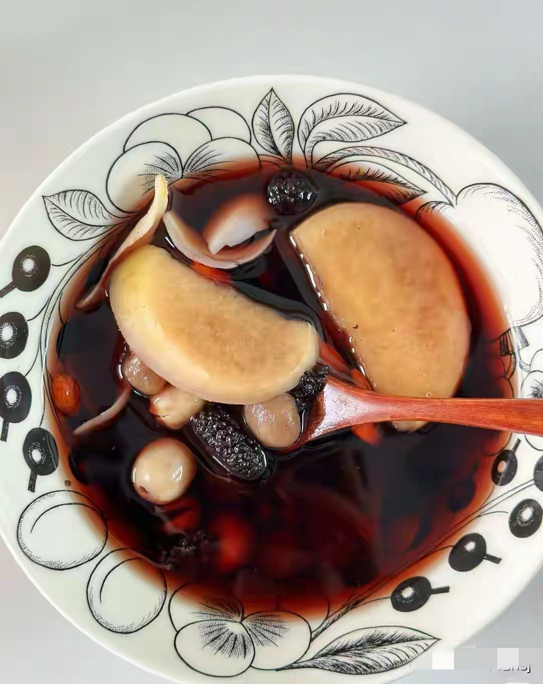 黑枸杞玫瑰茶做法_春季养肝降火茶饮_黑枸杞泡水颜色变化的全过程