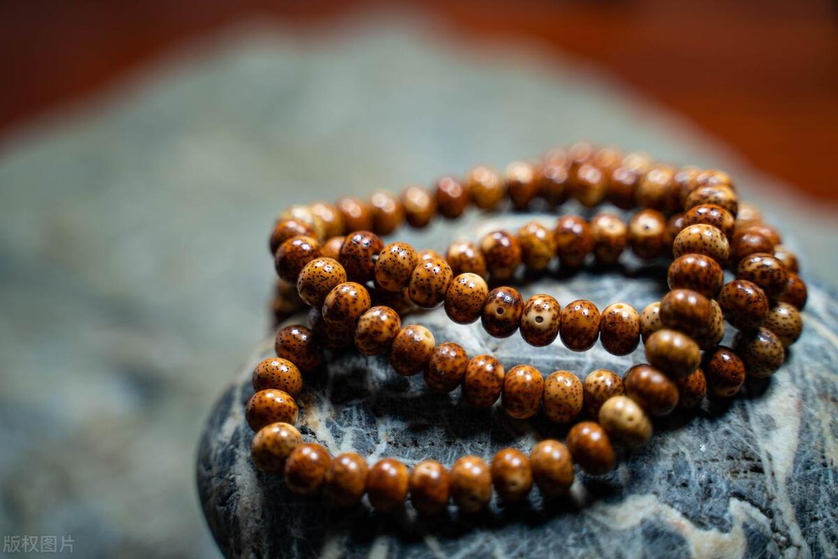 男士佛珠手链戴哪只手_手串男左女右佩戴习俗_手串戴左手还是右手有什么讲究