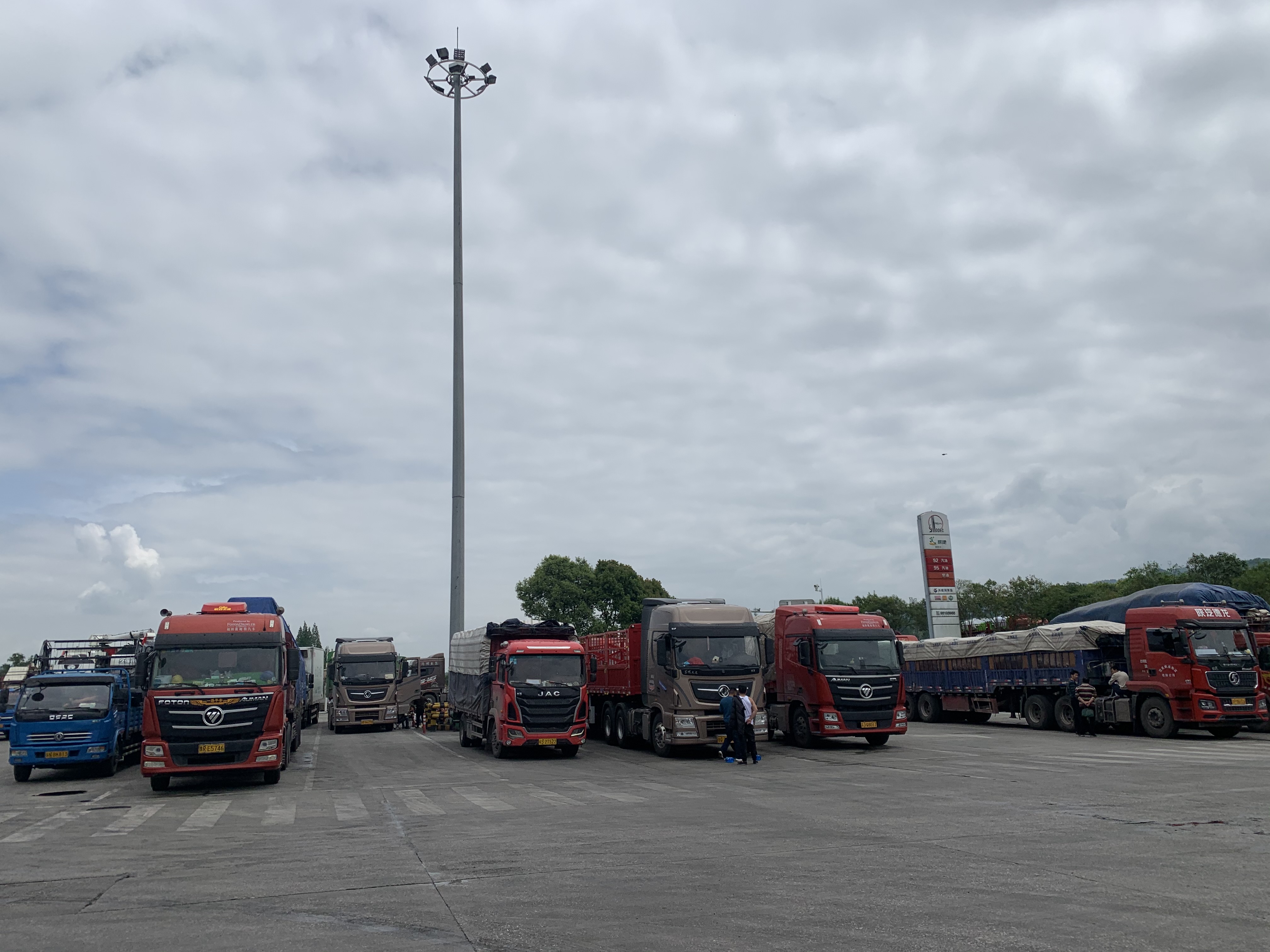 女卡车司机生活现状_女卡车司机长途运输经历_有关长途货车司机小说