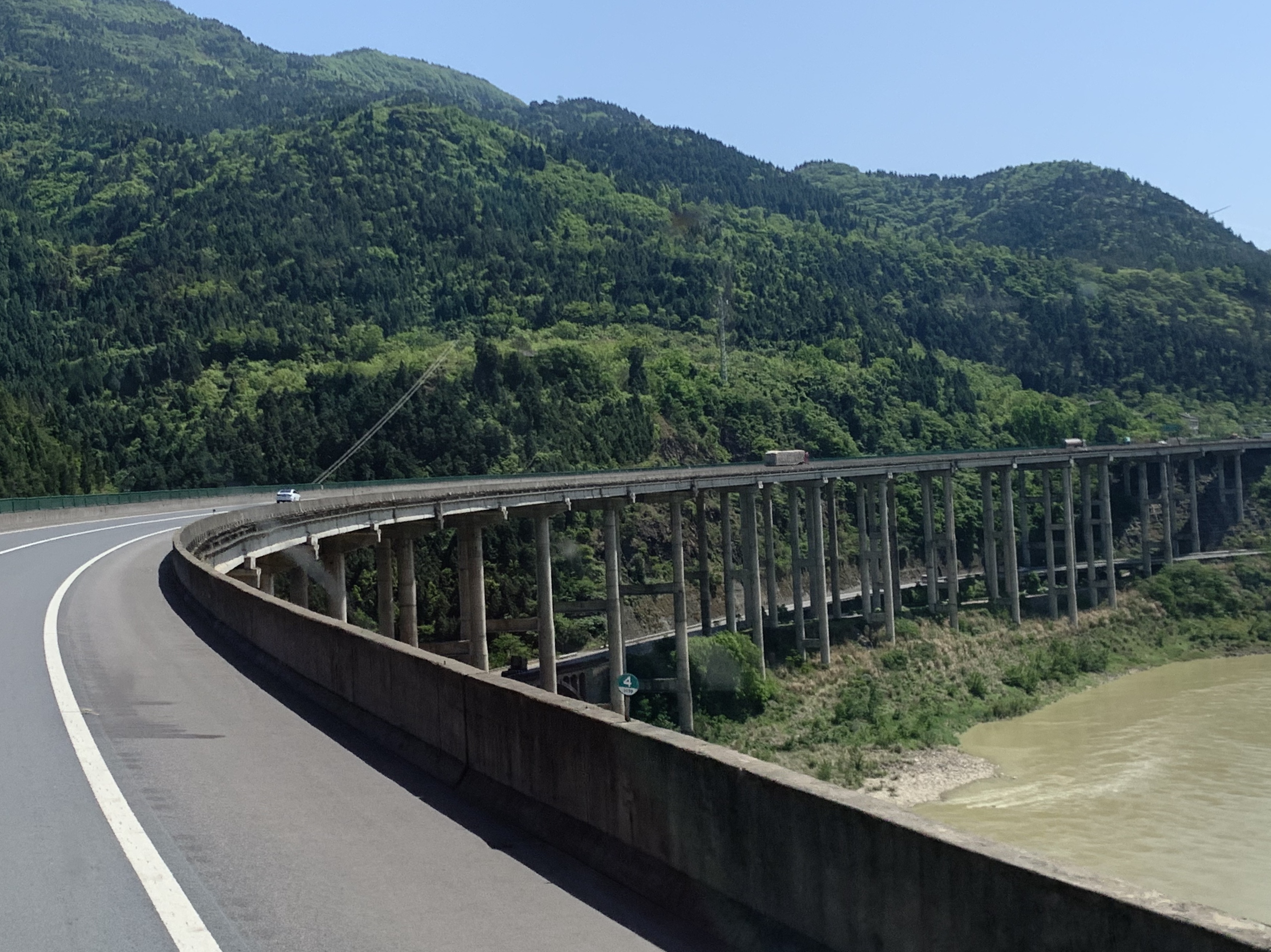 女卡车司机生活现状_有关长途货车司机小说_女卡车司机长途运输经历