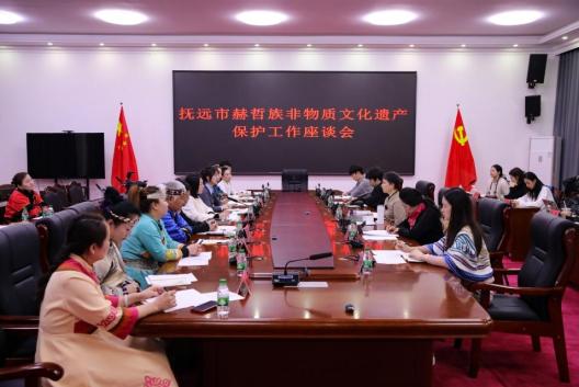 抚远市赫哲族非物质文化遗产保护工作座谈会_渔家天锦:赫哲族鱼皮文化研究_中国音乐学院教授张天彤参与赫哲族非遗保护