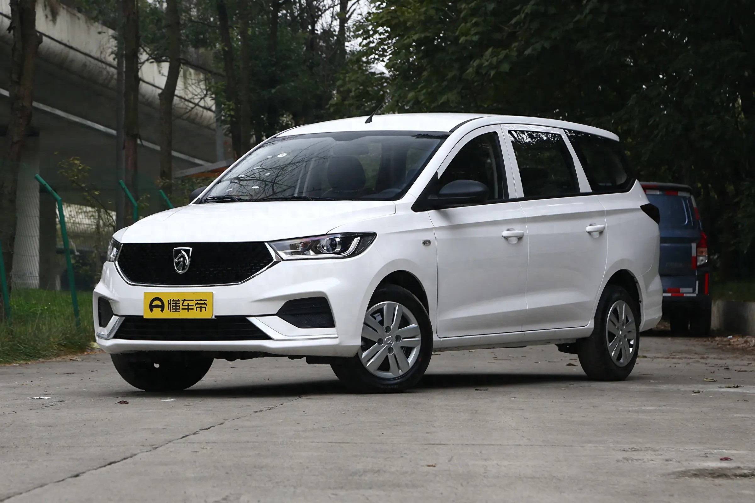 宝骏全新高端车mpv_宝骏360 二排座椅调节 空间实用性