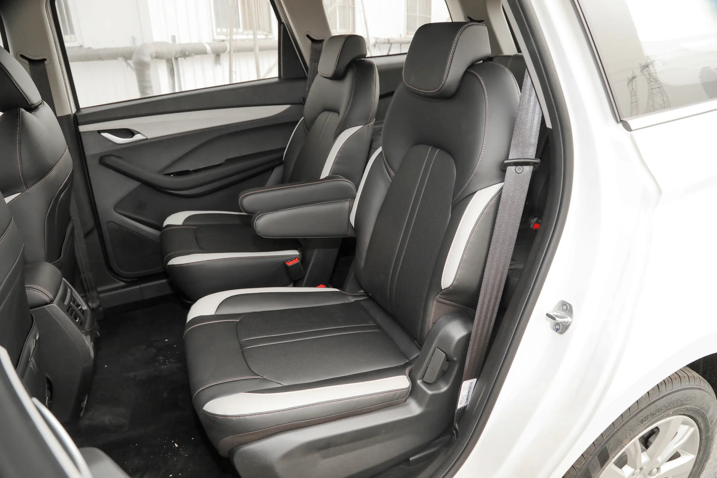 宝骏全新高端车mpv_宝骏360 二排座椅调节 空间实用性