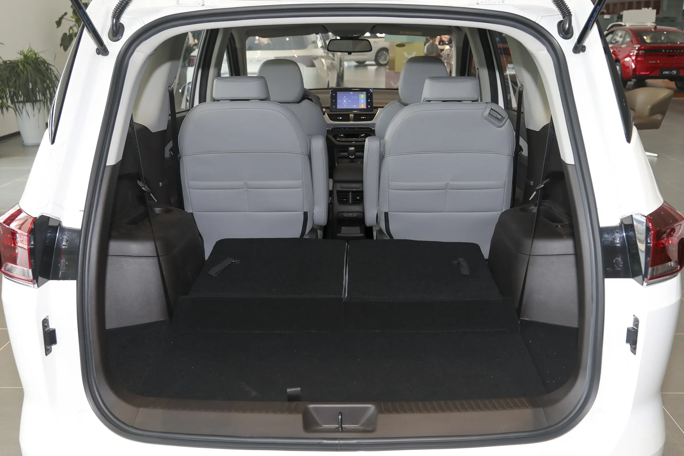 宝骏360 二排座椅调节 空间实用性_宝骏全新高端车mpv