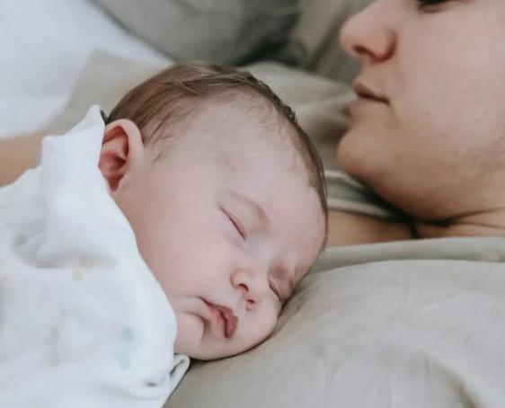 怎么让宝宝趴着步骤图_婴儿趴睡安全风险_宝宝趴睡姿势正确方法