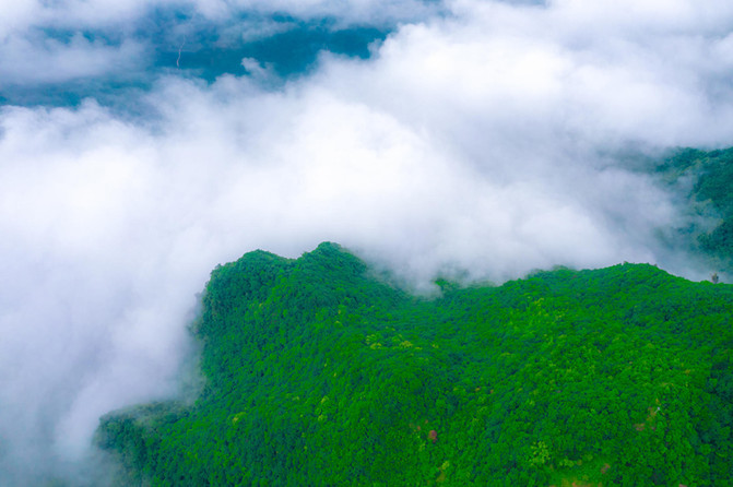 塔云山金顶观景_塔云山道教名山_镇安塔云山住宿