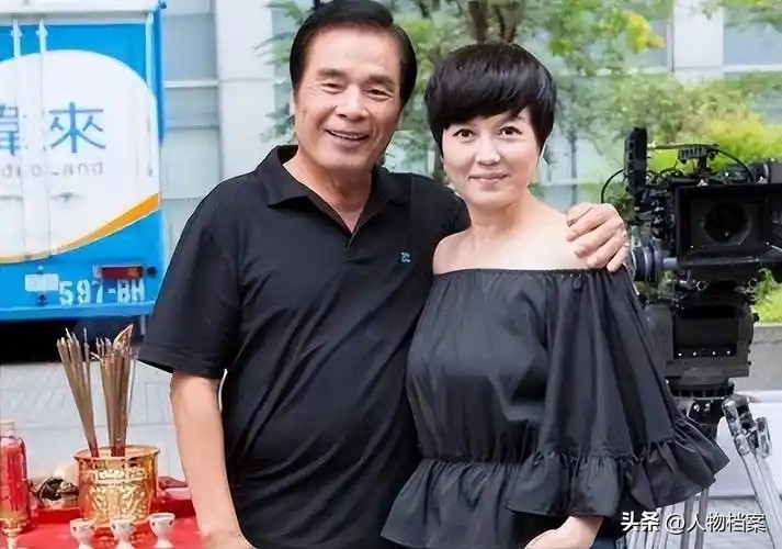 雷洪现实版韦小宝_雷洪六个老婆_台湾男星雷洪六妻同住