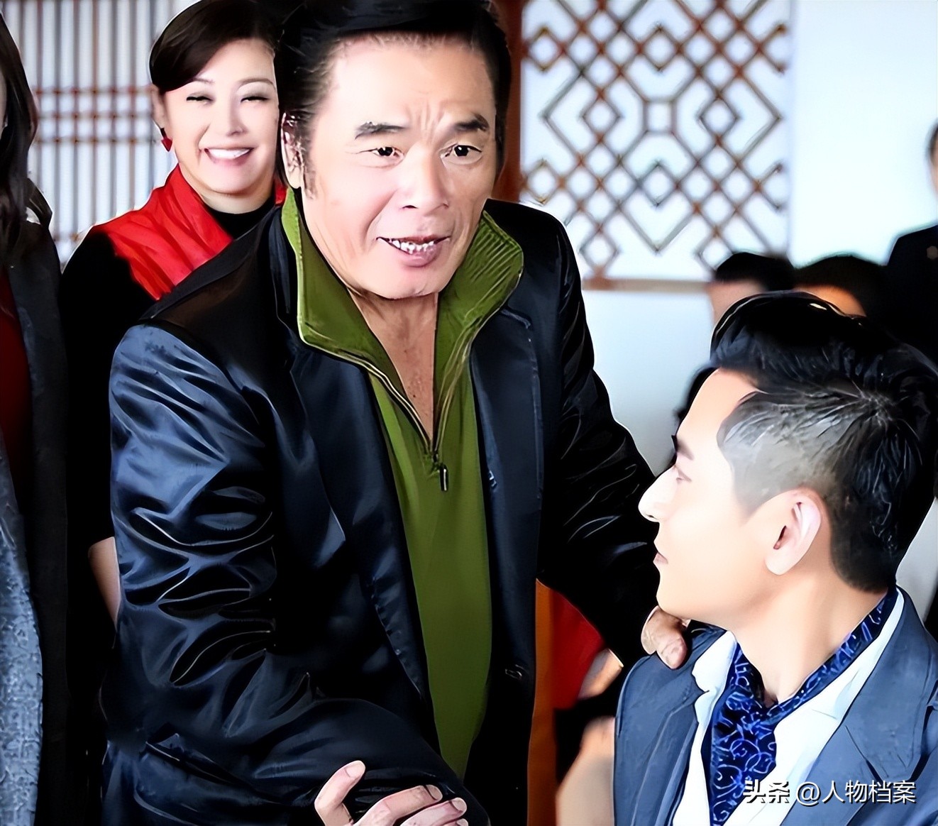 台湾男星雷洪六妻同住_雷洪现实版韦小宝_雷洪六个老婆