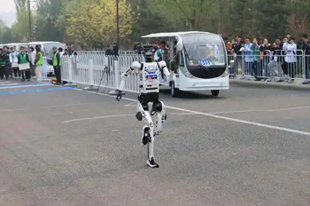 亦庄半程马拉松人形机器人_人形机器人马拉松比赛_半马机器人换电效率堪比f1进站