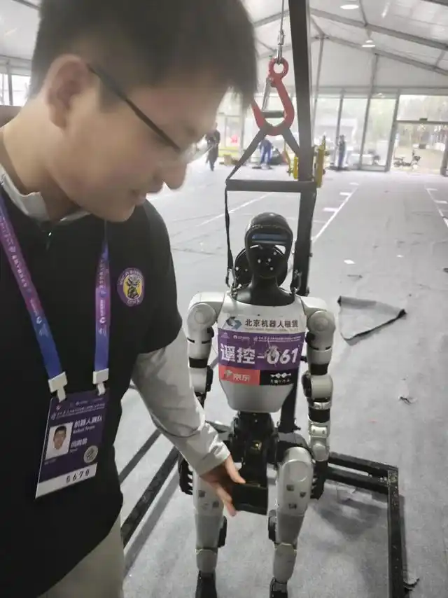 半马机器人换电效率堪比f1进站_亦庄半程马拉松人形机器人_人形机器人马拉松比赛