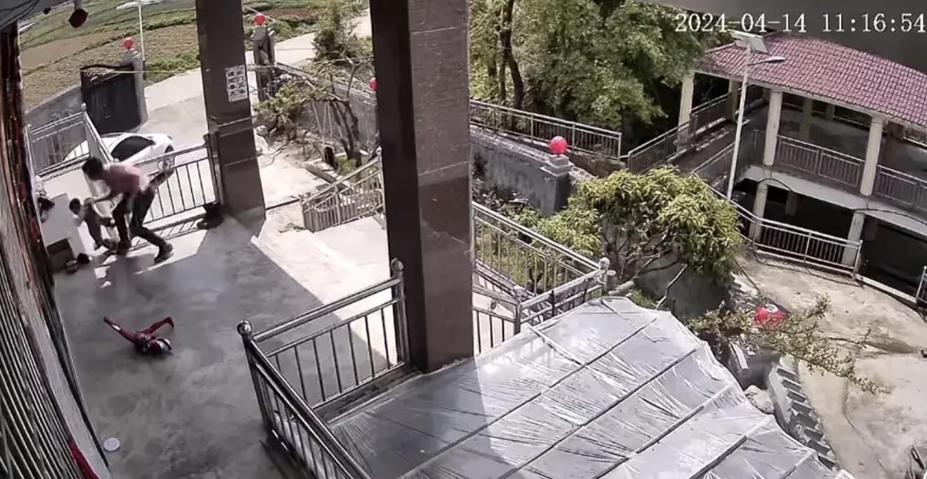 蛇咬伤应急处理方法_孩子爸爸发现孩子被蛇咬伤_蛇吃小孩图片