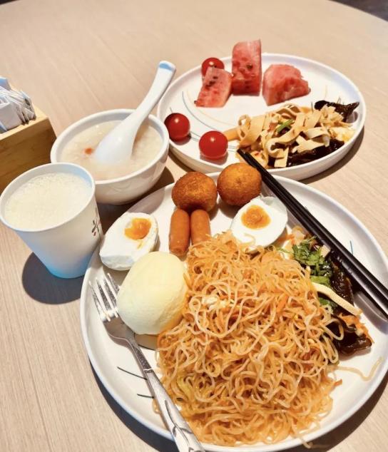 酒店简易自助_打工人隐藏福利_国宾大酒店自助餐