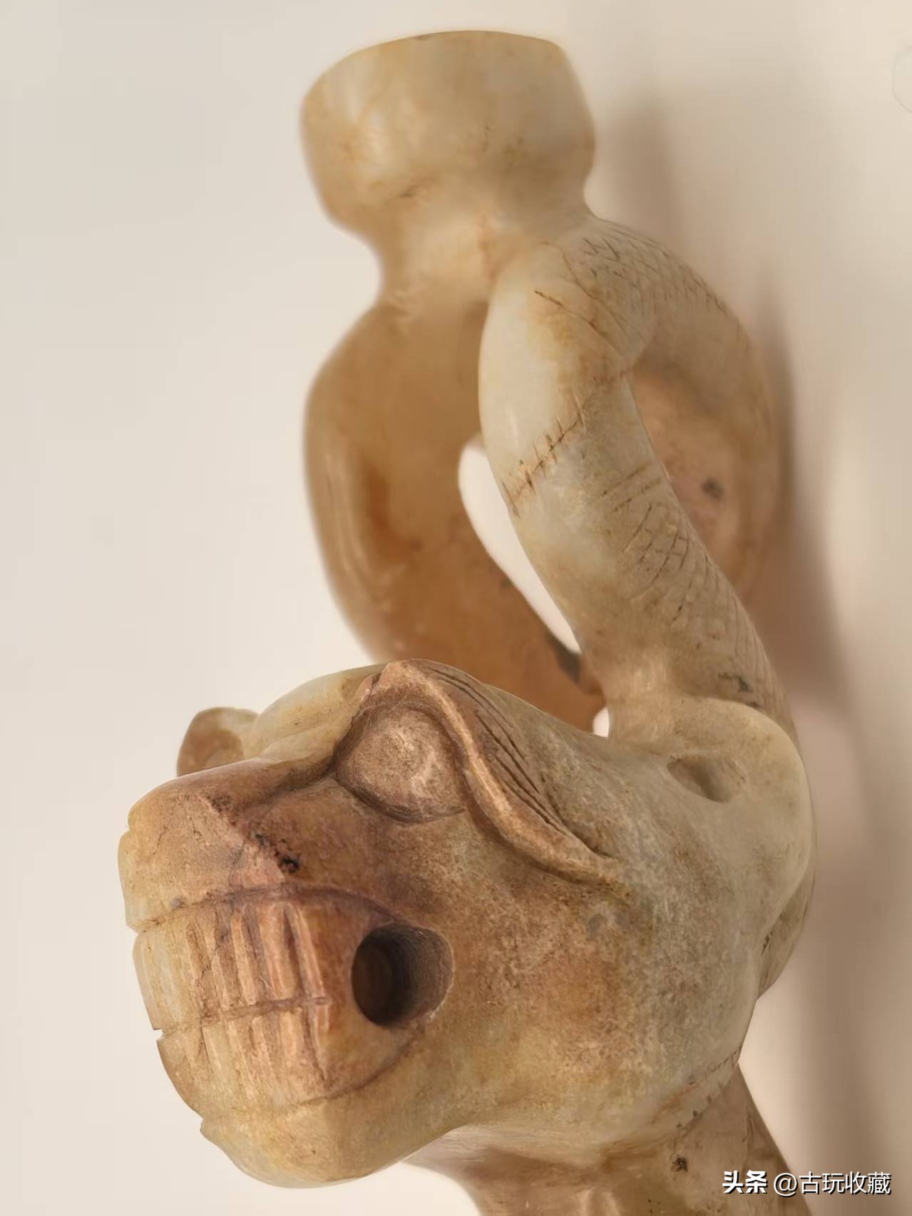 古代玉枕头图片及价格_汉代龙首玉贵人品鉴_泰古斋收藏玉器鉴定