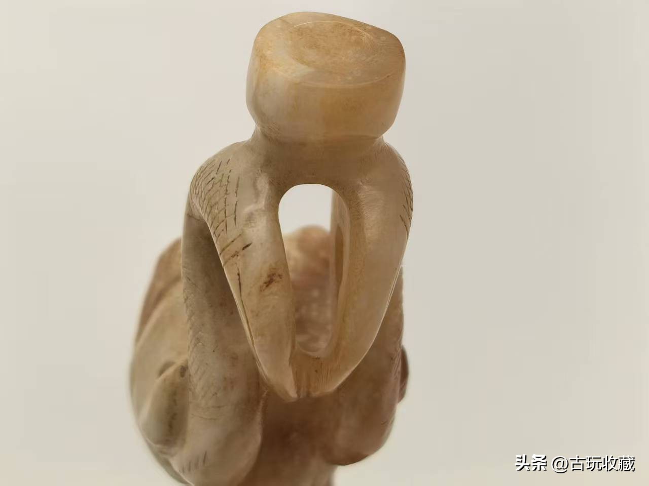 汉代龙首玉贵人品鉴_泰古斋收藏玉器鉴定_古代玉枕头图片及价格