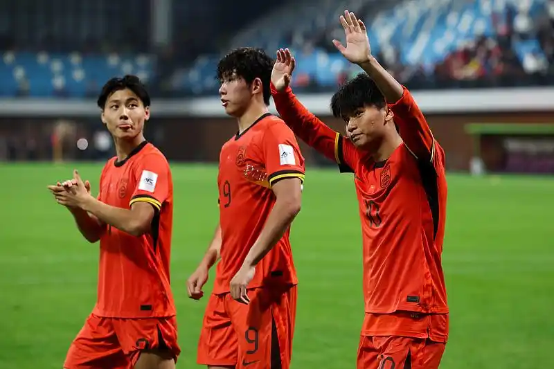 中国足球留洋球员经验_于海徐新谈留洋利弊_于海建言新生代：留洋踢球要趁早 切莫想一步登天