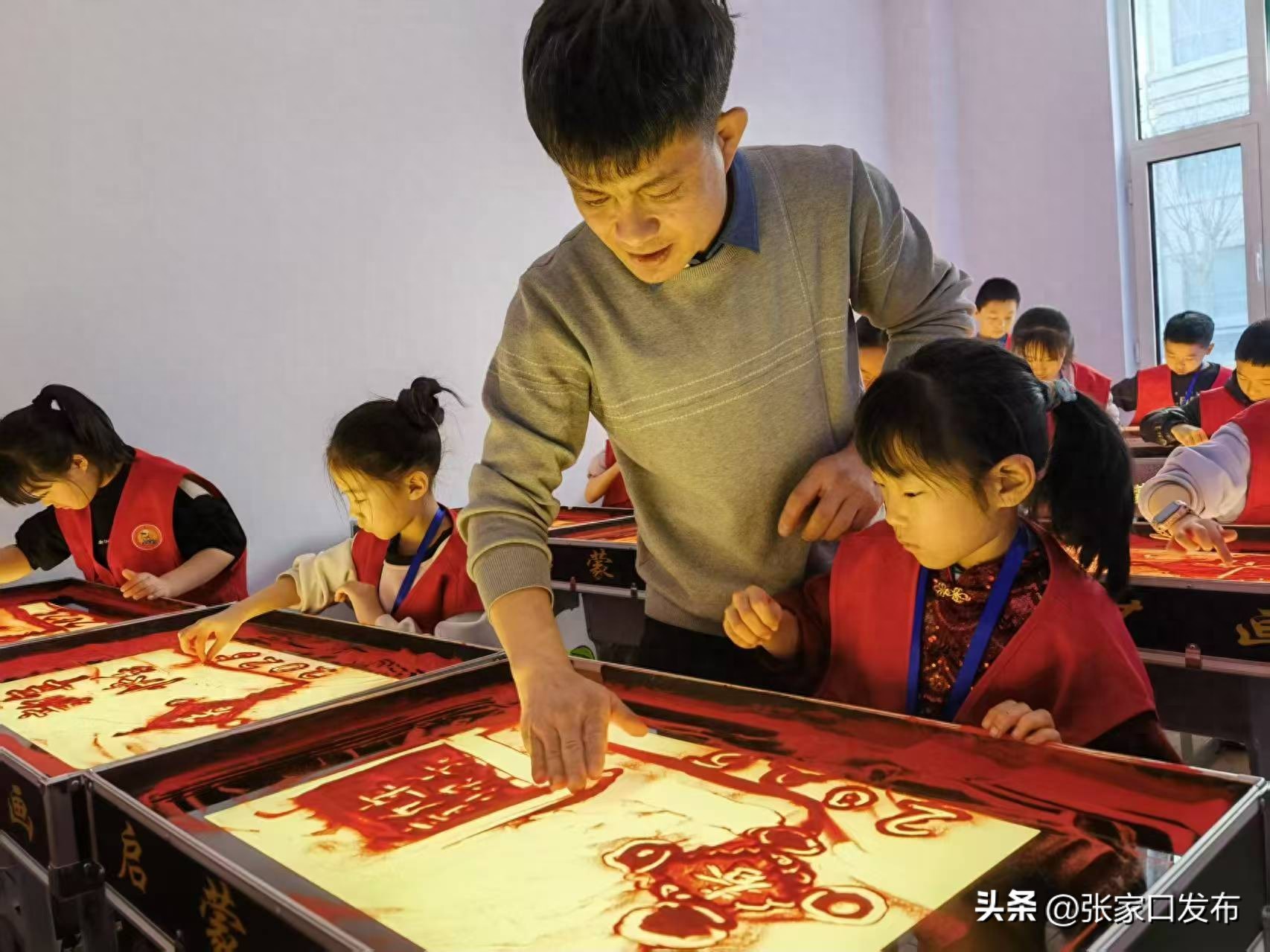 沙画艺术表演_启蒙聚沙沙画艺术中心创始人王志伟沙画公益推广_张家口广播电视台金蛇贺岁·同心闪耀少儿春晚沙画表演