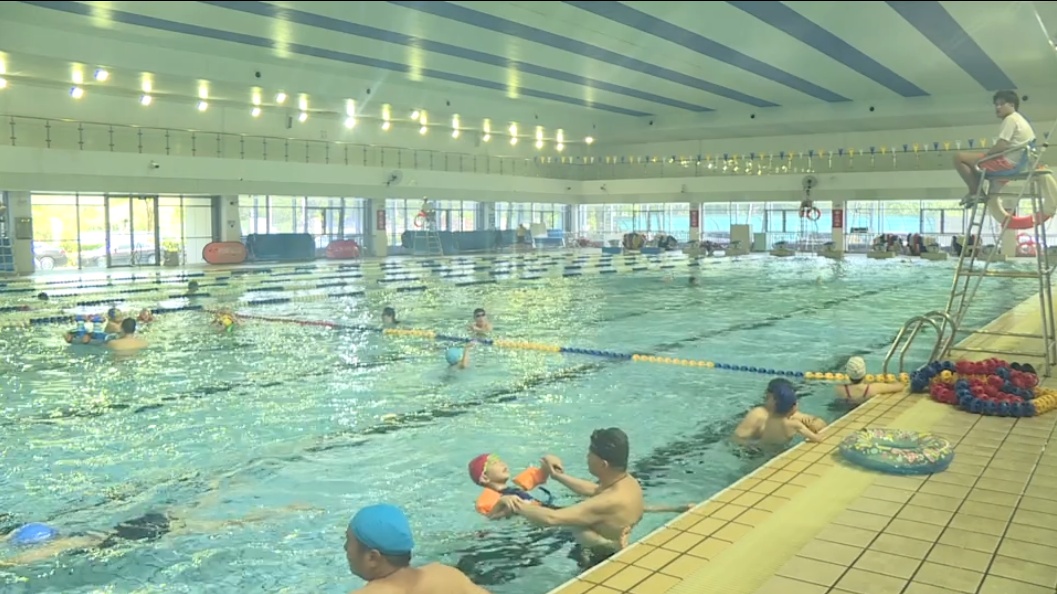 崇明区青少年游泳馆 游泳装备挑选 安全游泳注意事项_杭州水上乐园要穿泳衣么