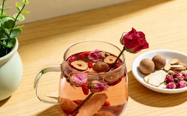 玫瑰黑糖什么时候喝好_春天办公室美容饮_玫瑰红枣枸杞气血汤